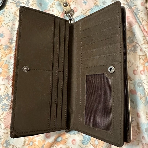 Wrangler Beige and Brown cowhide Shoulder Bag with Turquoise Accents plus wallet - Picture 6 of 7